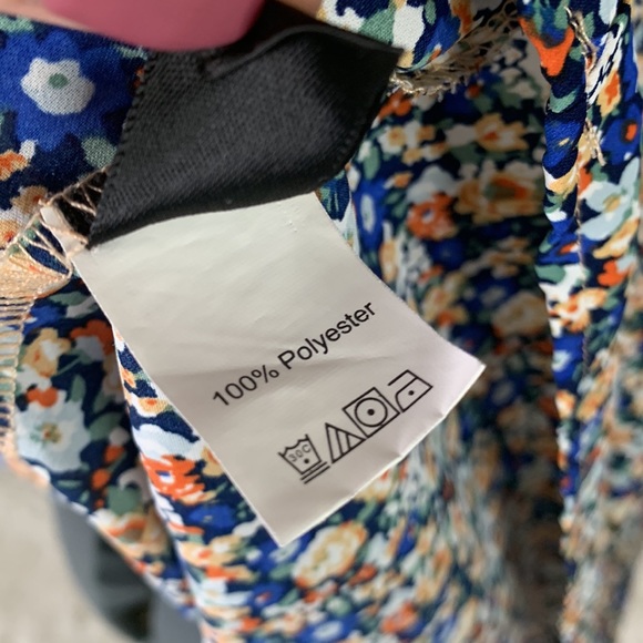 ❌SOLD❌SHEIN Ditzy Floral Top - Picture 6 of 6